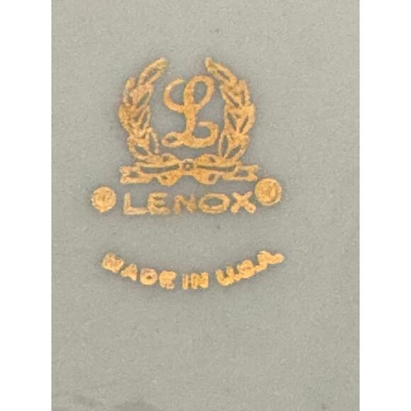 Lenox Woodland Acanthus Leaf Ivory Porcelain Vase - Picture 10 of 10